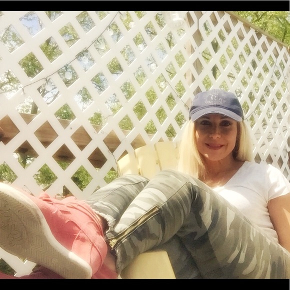 Meet your Posher, Sally - Picture 2 of 9